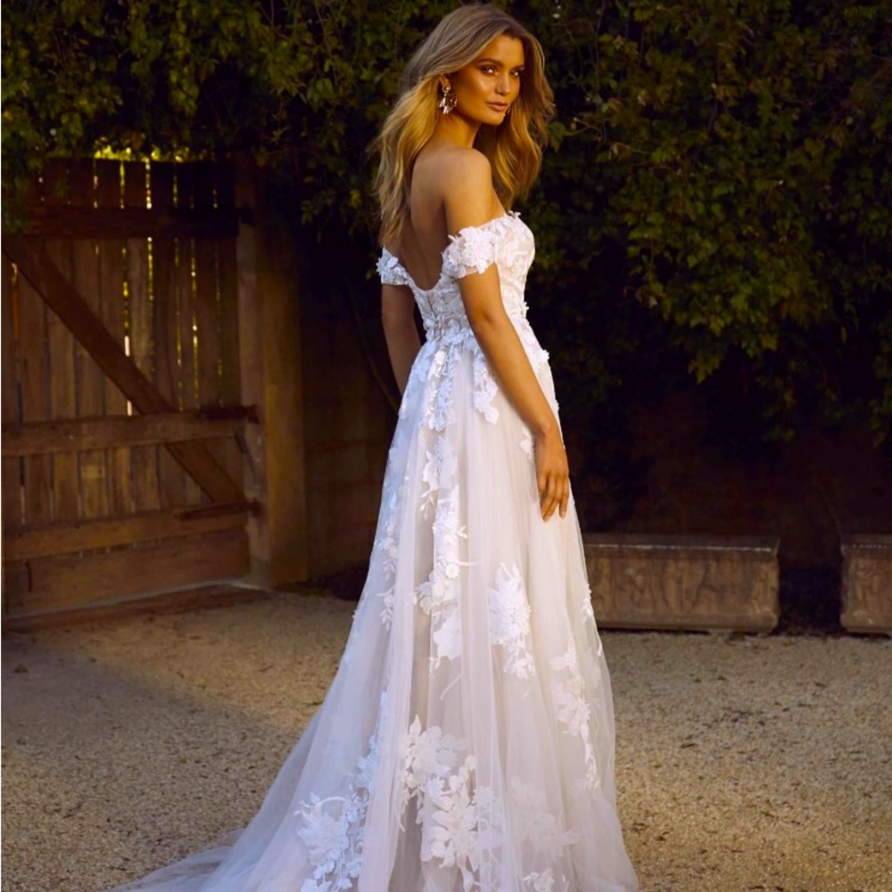Off-Shoulder White Lace Bridal Gown with Floral Appliqué